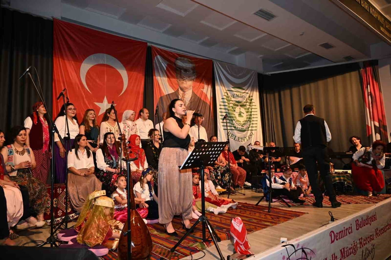 MANİSA'NIN DEMİRCİ İLÇESİNDE GERÇEKLEŞTİRİLEN TÜRK HALK MÜZİĞİ KOROSU KONSERİNDE KAYMAKAM FATİH...