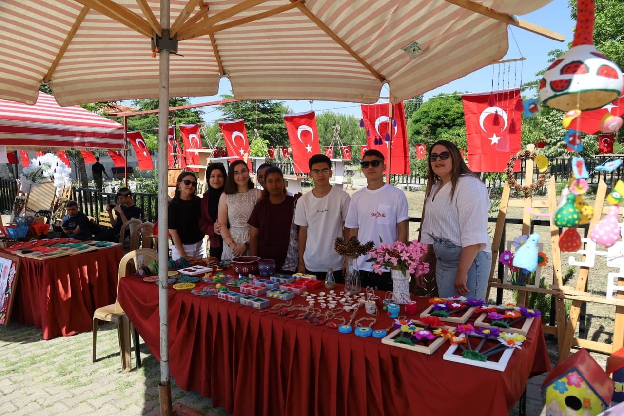 MANİSA'NIN GÖRDES İLÇESİNDE GÖRDES MESLEKİ VE TEKNİK ANADOLU LİSESİ TARAFINDAN DÜZENLENEN MESLEKİ...