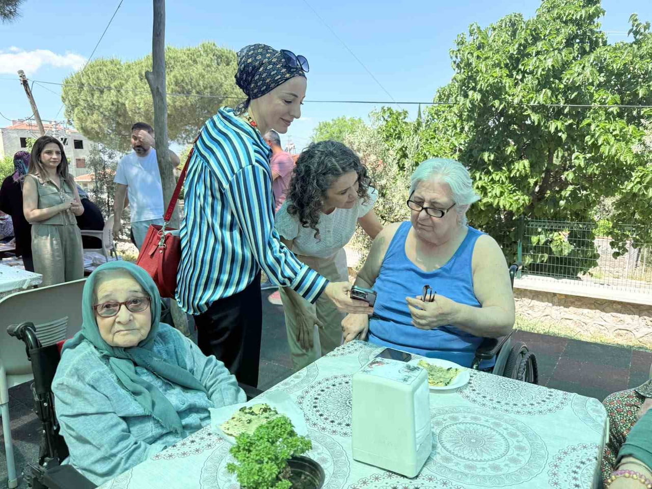 MANİSA'NIN GÖRDES İLÇESİNDEKİ HUZUREVİ SAKİNLERİ, A MİLLİ FUTBOL TAKIMI'NA DESTEK VERMEK AMACIYLA...