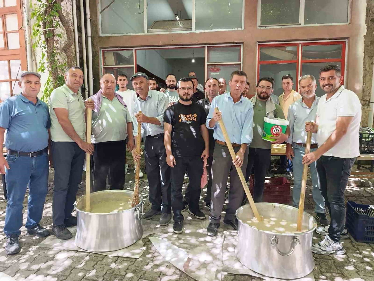 MANİSA'NIN GÖRDES İLÇESİNE BAĞLI KAYACIK MAHALLESİ'NDE DÜZENLENEN GELENEKSEL MAHALLE HAYRI...