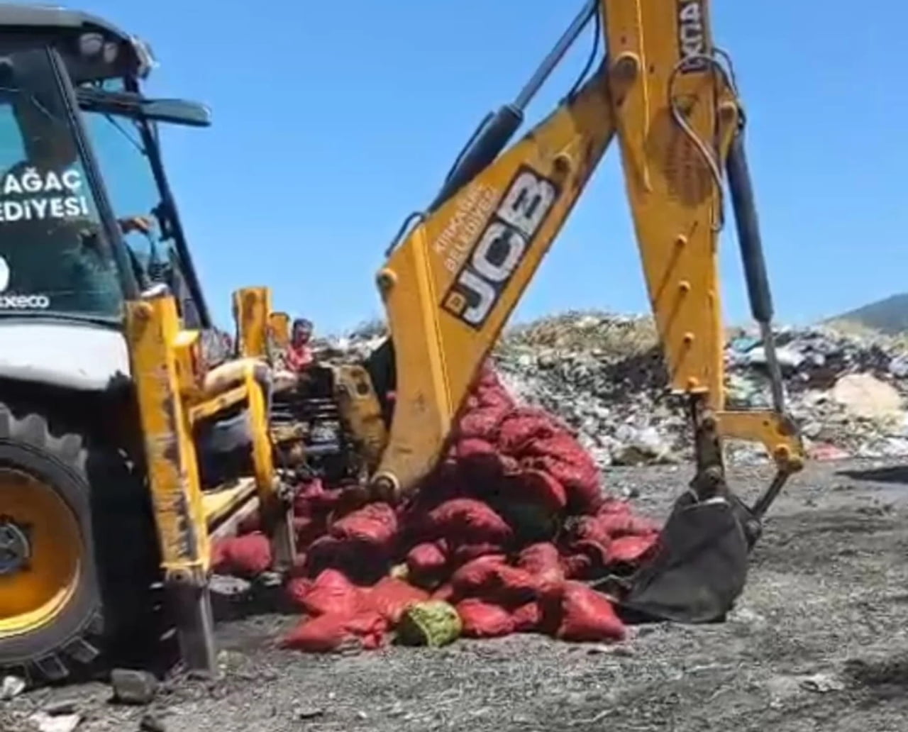 MANİSA'NIN KIRKAĞAÇ İLÇESİNDE JANDARMA EKİPLERİNİN OTOYOLDA GERÇEKLEŞTİRDİĞİ DENETİMDE 560 ÇUVAL...