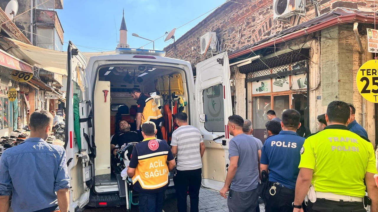 MANİSA'NIN KULA İLÇESİNDE ARALARINDA HUSUMET BULUNDUĞU ÖĞRENİLEN İKİ KİŞİ ARASINDA ÇIKAN TARTIŞMA...