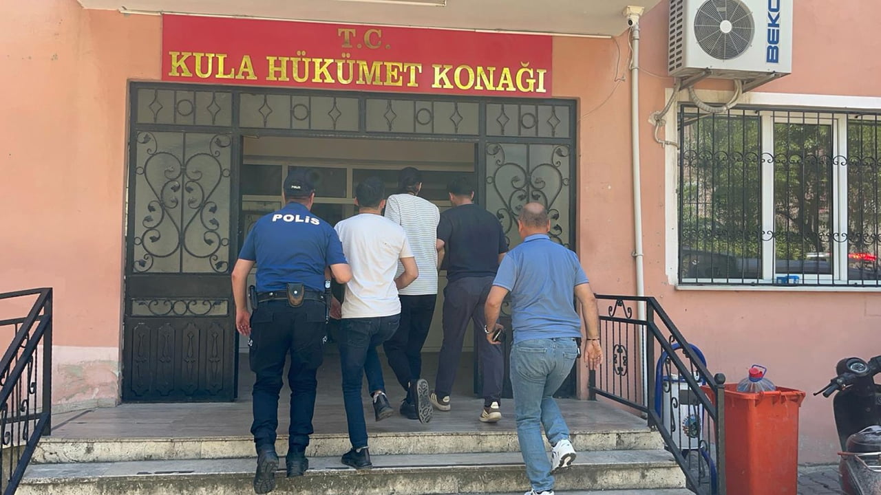 MANİSA'NIN KULA İLÇESİNDE KAHVEHANE ÖNÜNDE MEYDANA GELEN, 2 KİŞİNİN YARALANDIĞI POMPALI TÜFEKLİ...