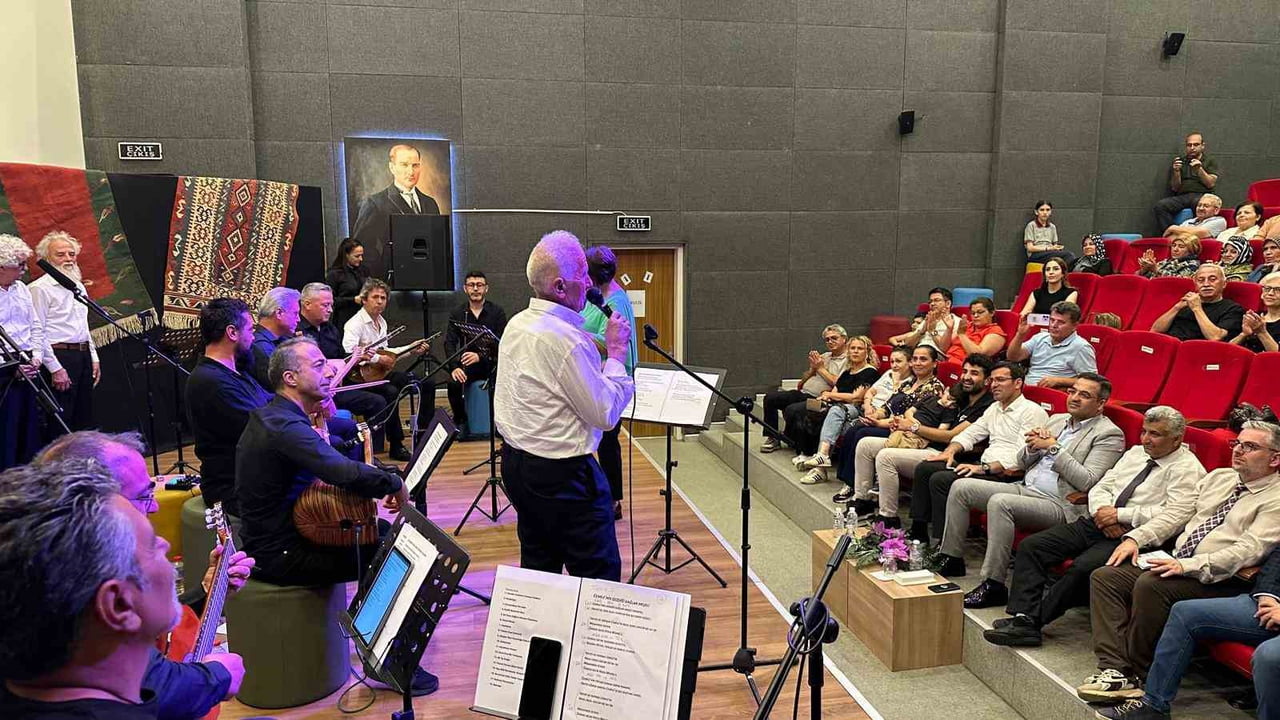 MANİSA'NIN SARIGÖL İLÇESİNDE HAYAT BOYU ÖĞRENME HAFTASI KAPSAMINDA DÜZENLENEN TÜRK HALK MÜZİĞİ...