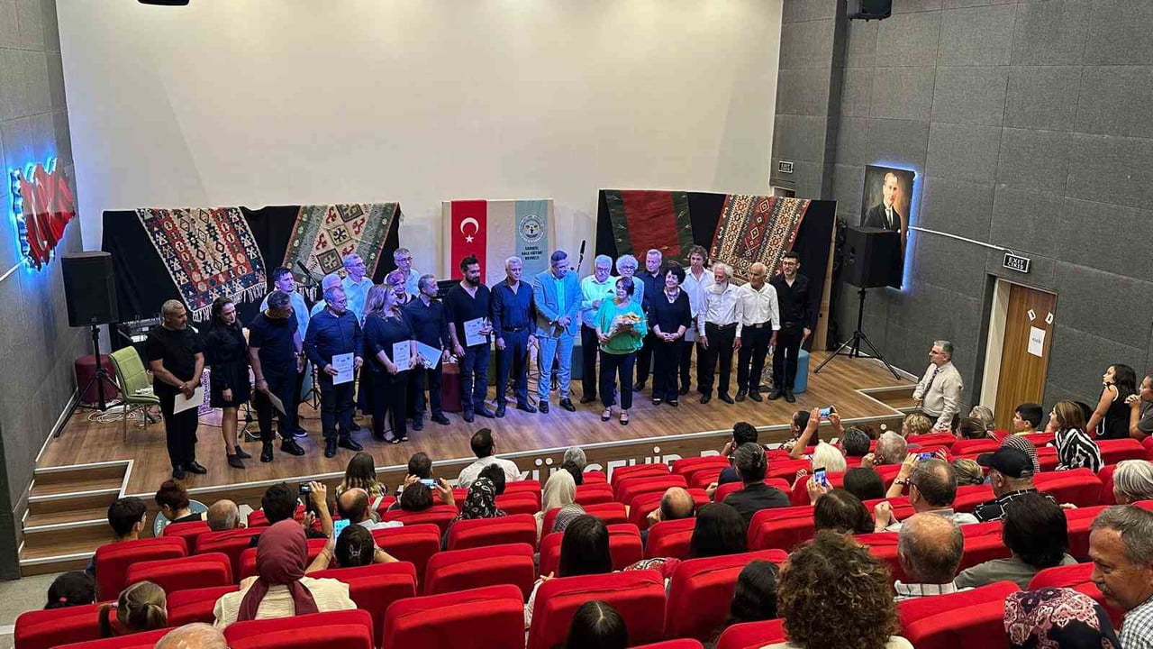 MANİSA'NIN SARIGÖL İLÇESİNDE HAYAT BOYU ÖĞRENME HAFTASI KAPSAMINDA DÜZENLENEN TÜRK HALK MÜZİĞİ...