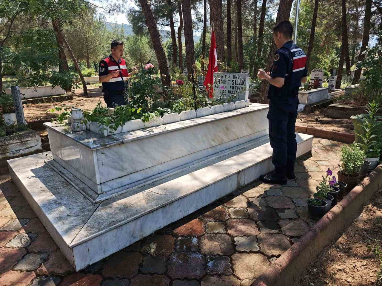 MANİSA'NIN SARIGÖL İLÇESİNDE İLÇE JANDARMA KOMUTANLIĞI EKİPLERİ, ŞEHADETLERİNİN YIL DÖNÜMÜNDE...