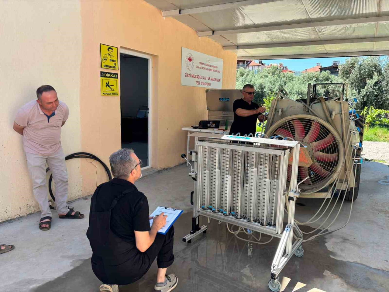 MANİSA'NIN SARIGÖL İLÇESİNDE KURULAN ZİRAİ MÜCADELE ALET VE MAKİNELERİ TEST İSTASYONU, İLAÇLAMA...
