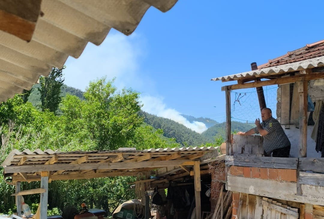 MANİSA'NIN SOMA İLÇESİNE BAĞLI TABANLAR MAHALLESİ YAKINLARINDAKİ ORMANLIK ALANDA ÇIKAN YANGIN...