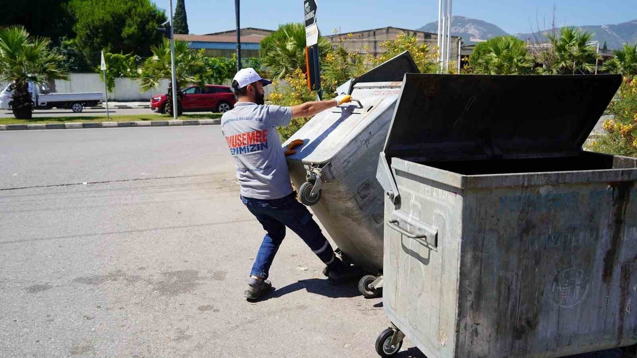 MANİSA'NIN YUNUSEMRE İLÇESİNDE BELEDİYE EKİPLERİ, YAZ SICAKLARIYLA BİRLİKTE ARTABİLECEK KÖTÜ KOKU...