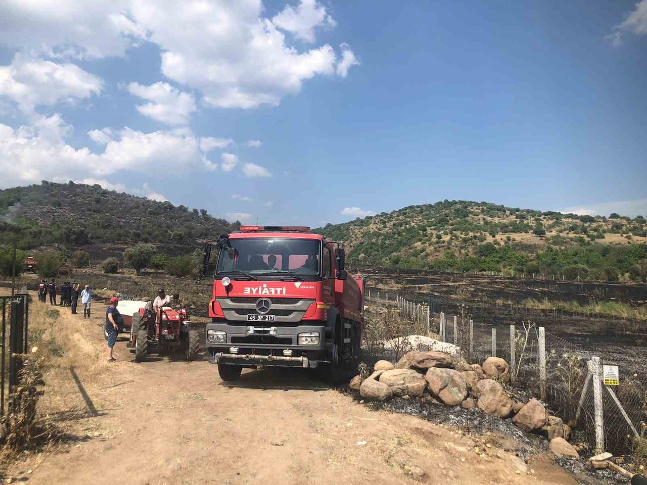 MANİSA'NIN YUNUSEMRE İLÇESİNDE ORMANA YAKIN BÖLGEDEKİ MAKİLİK ALANDA BAŞLAYAN YANGIN EKİPLERİN...