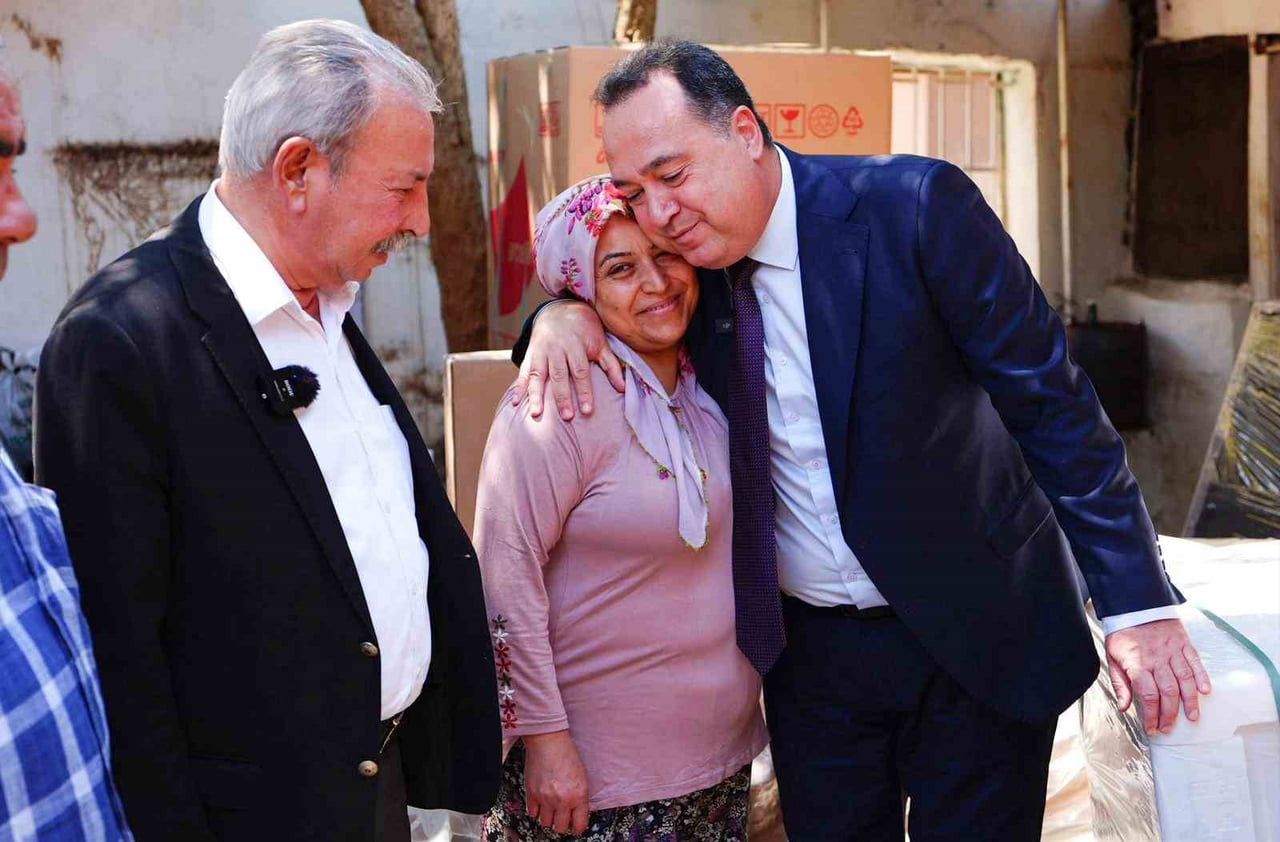 MANİSA BÜYÜKŞEHİR BELEDİYE BAŞKANI BESİM DUTLULU, SALİHLİ’DE SEL FELAKETİNDEN ETKİLENEN...