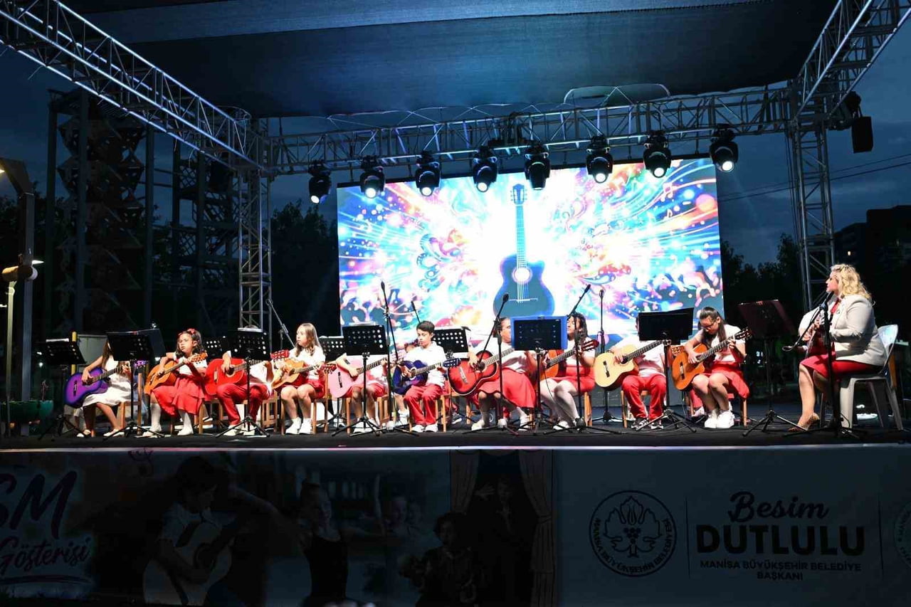 MANİSA BÜYÜKŞEHİR BELEDİYESİ ÇOCUK KÜLTÜR VE SANAT MERKEZLERİNDE EĞİTİM ALAN ÖĞRENCİLER, ATATÜRK...