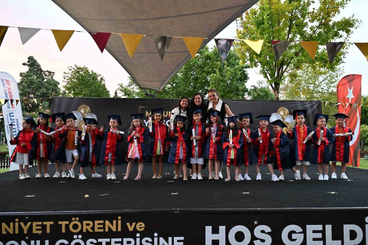 MANİSA BÜYÜKŞEHİR BELEDİYESİ ÇOCUK KÜLTÜR VE SANAT MERKEZLERİNDE EĞİTİM ALAN ÖĞRENCİLER, ATATÜRK...