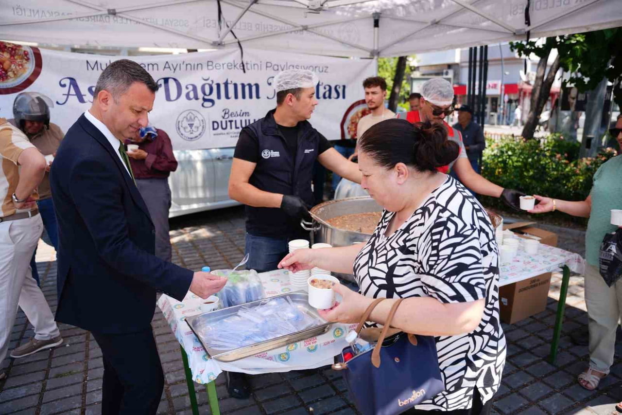 MANİSA BÜYÜKŞEHİR BELEDİYESİ, MUHARREM AYI DOLAYISIYLA GELENEKSEL HALE GETİRDİĞİ AŞURE İKRAMLARINA...