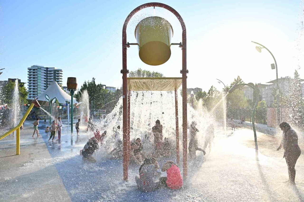 MANİSA BÜYÜKŞEHİR BELEDİYESİ TARAFINDAN ATATÜRK KENT PARKI'NDA HİZMETE AÇILAN FRESH PARK, YAZ...