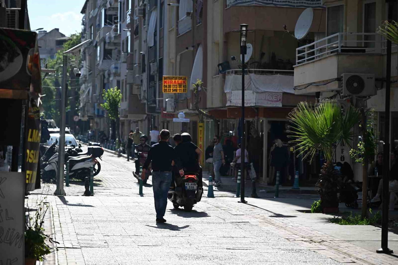 MANİSA BÜYÜKŞEHİR BELEDİYESİ, YAYALARIN GÜVENLİĞİNİ SAĞLAMAK AMACIYLA SEVGİ YOLLARI'NDA KAMERALI...