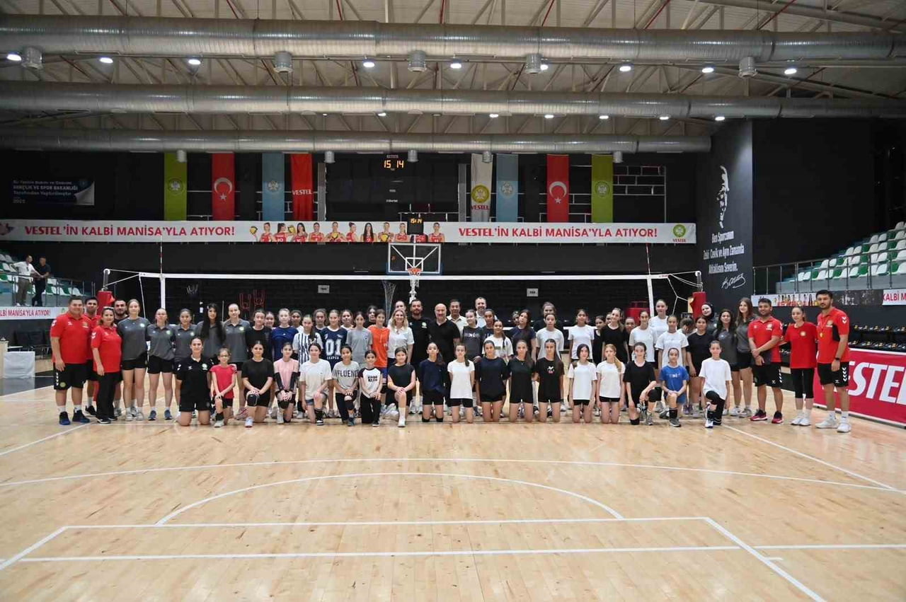 MANİSA BÜYÜKŞEHİR BELEDİYESPOR KULÜBÜ’NÜN DÜZENLEDİĞİ VOLEYBOL ALTYAPI SEÇMELERİNDE YÜZLERCE GENÇ...