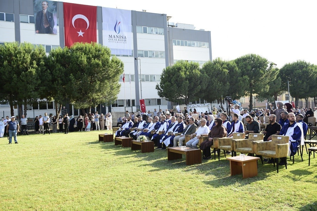 MANİSA CELAL BAYAR ÜNİVERSİTESİ İLAHİYAT FAKÜLTESİ ÖĞRENCİLERİ, DÜZENLENEN MEZUNİYET TÖRENİYLE...
