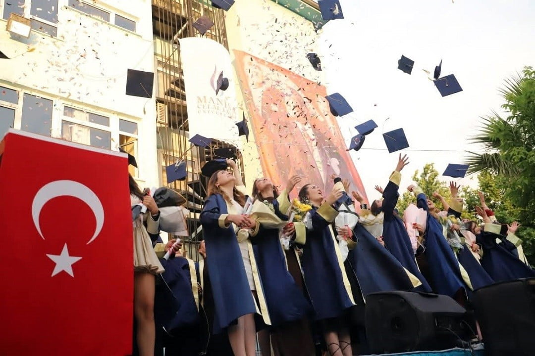 MANİSA CELAL BAYAR ÜNİVERSİTESİ (MCBÜ) TIP FAKÜLTESİ’NDE 26. DÖNEM MEZUNİYET HEYECANI YAŞANDI....