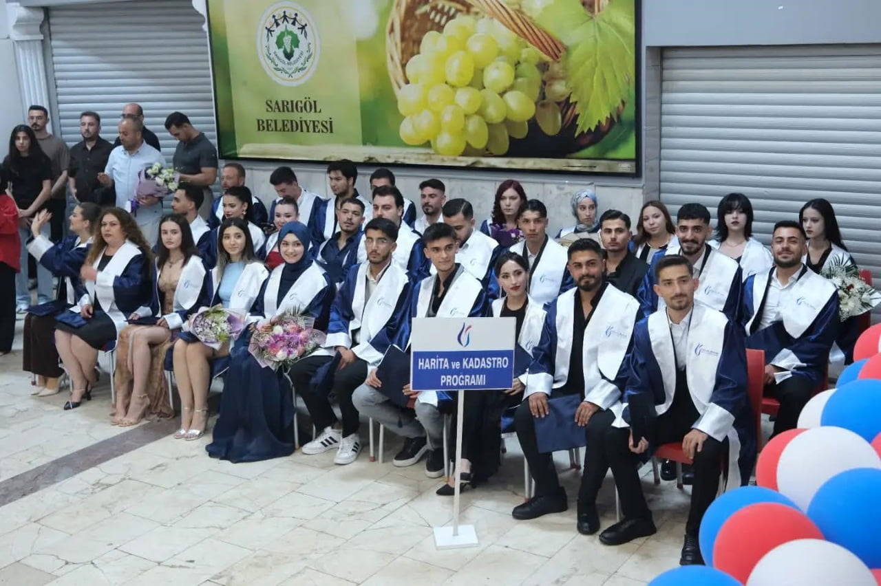 MANİSA CELAL BAYAR ÜNİVERSİTESİ SARIGÖL MESLEK YÜKSEKOKULU'NDA ÖĞRENİMLERİNİ BAŞARIYLA TAMAMLAYAN...