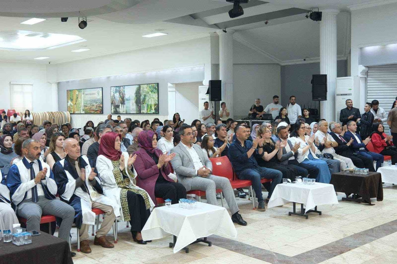 MANİSA CELAL BAYAR ÜNİVERSİTESİ SARIGÖL MESLEK YÜKSEKOKULU'NDA ÖĞRENİMLERİNİ BAŞARIYLA TAMAMLAYAN...