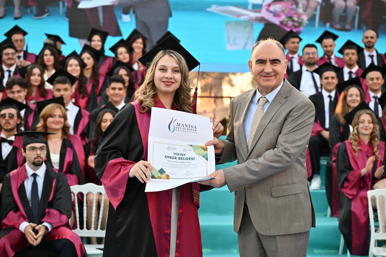 MANİSA CELAL BAYAR ÜNİVERSİTESİ TIP FAKÜLTESİ MEZUNİYET TÖRENİNDE GENÇ DOKTORLARIN HEYECANINA...