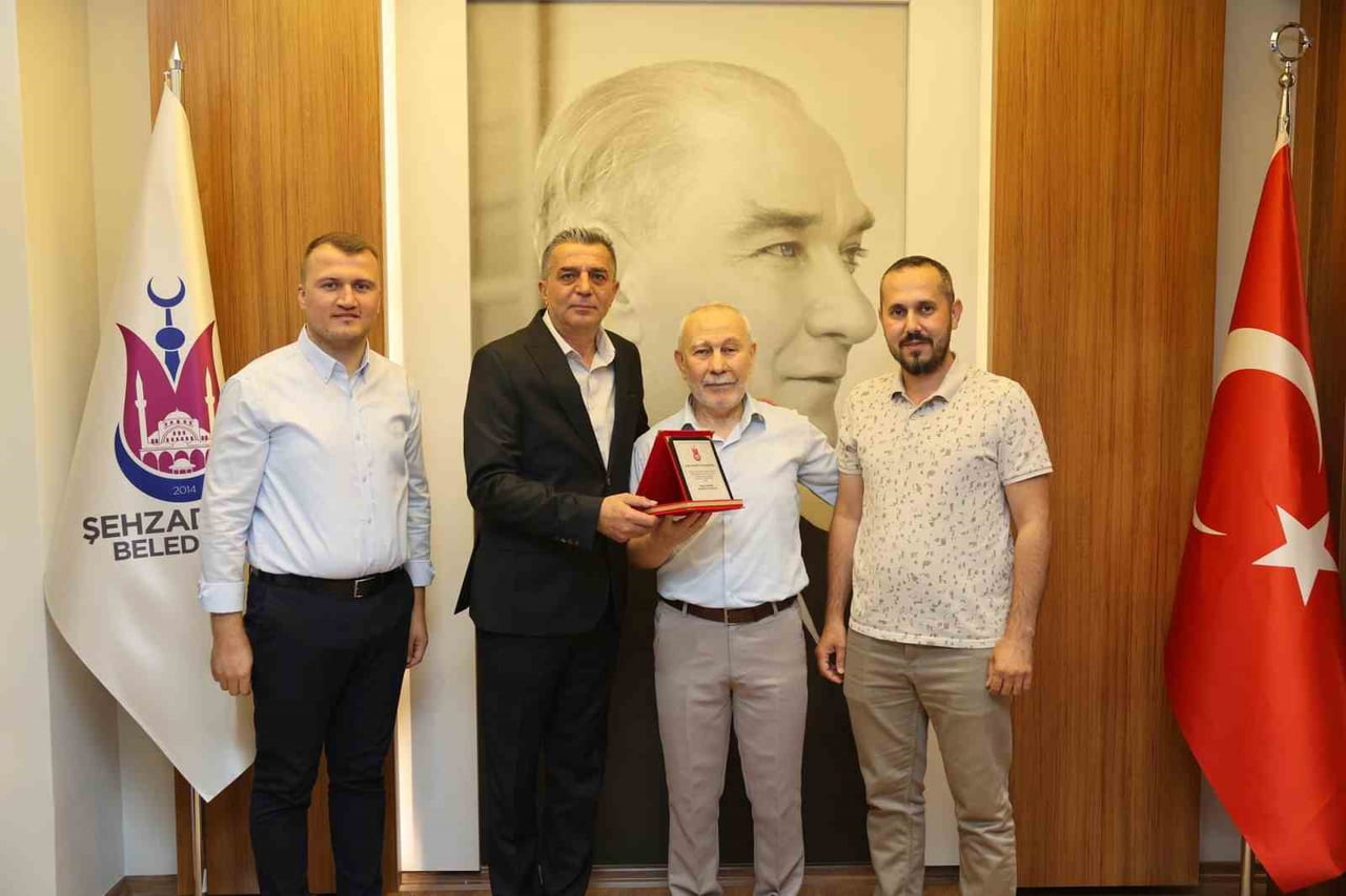 MANİSA’DA 42 YILLIK KAMU HİZMETİNİN ARDINDAN EMEKLİYE AYRILAN ŞEHZADELER BELEDİYESİ NİKAH MEMURU...