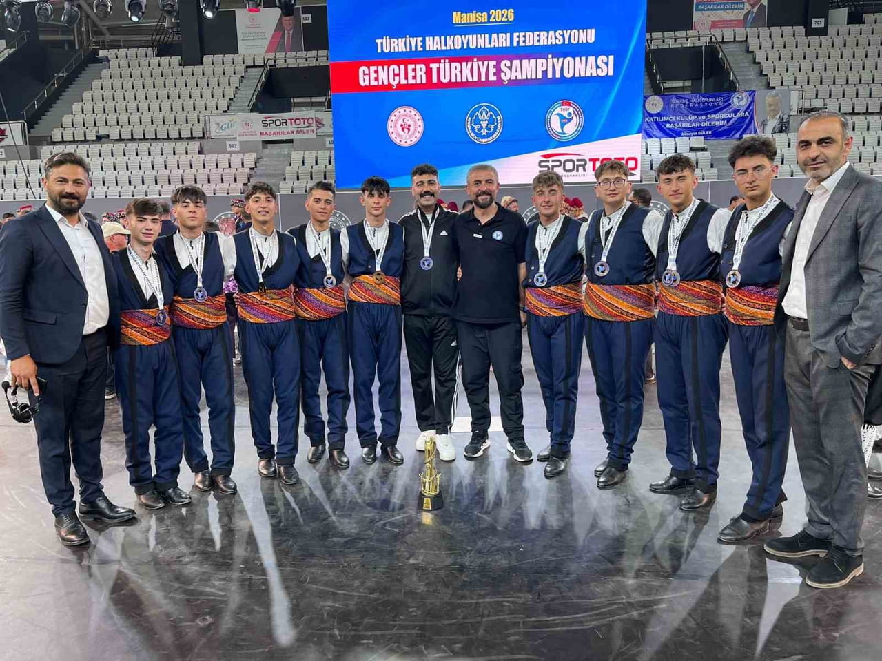 MANİSA’DA DÜZENLENEN GENÇLER TÜRKİYE HALK OYUNLARI ŞAMPİYONASI’NDA SİVAS HALK EĞİTİMİ MERKEZİ SPOR...