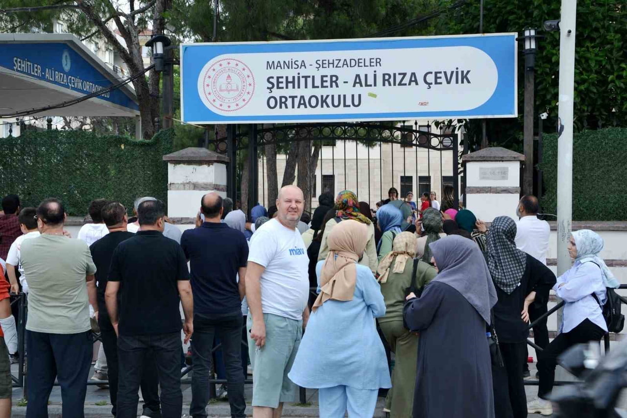 MANİSA’DA LİSELERE GEÇİŞ SİSTEMİ (LGS) KAPSAMINDA GERÇEKLEŞTİRİLEN MERKEZİ SINAVA 17 BİN 108...