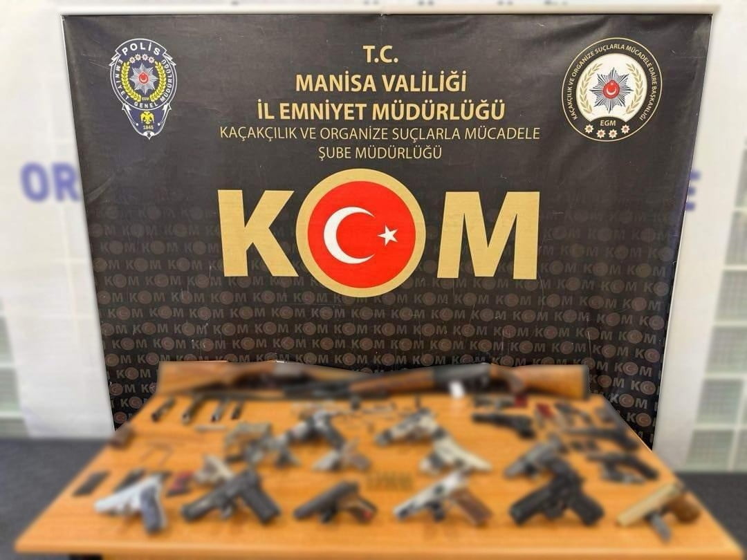 MANİSA’DA SİLAH TİCARETİNE YÖNELİK DÜZENLENEN EŞ ZAMANLI OPERASYONDA 10 TABANCA, 9 TABANCA GÖVDESİ...