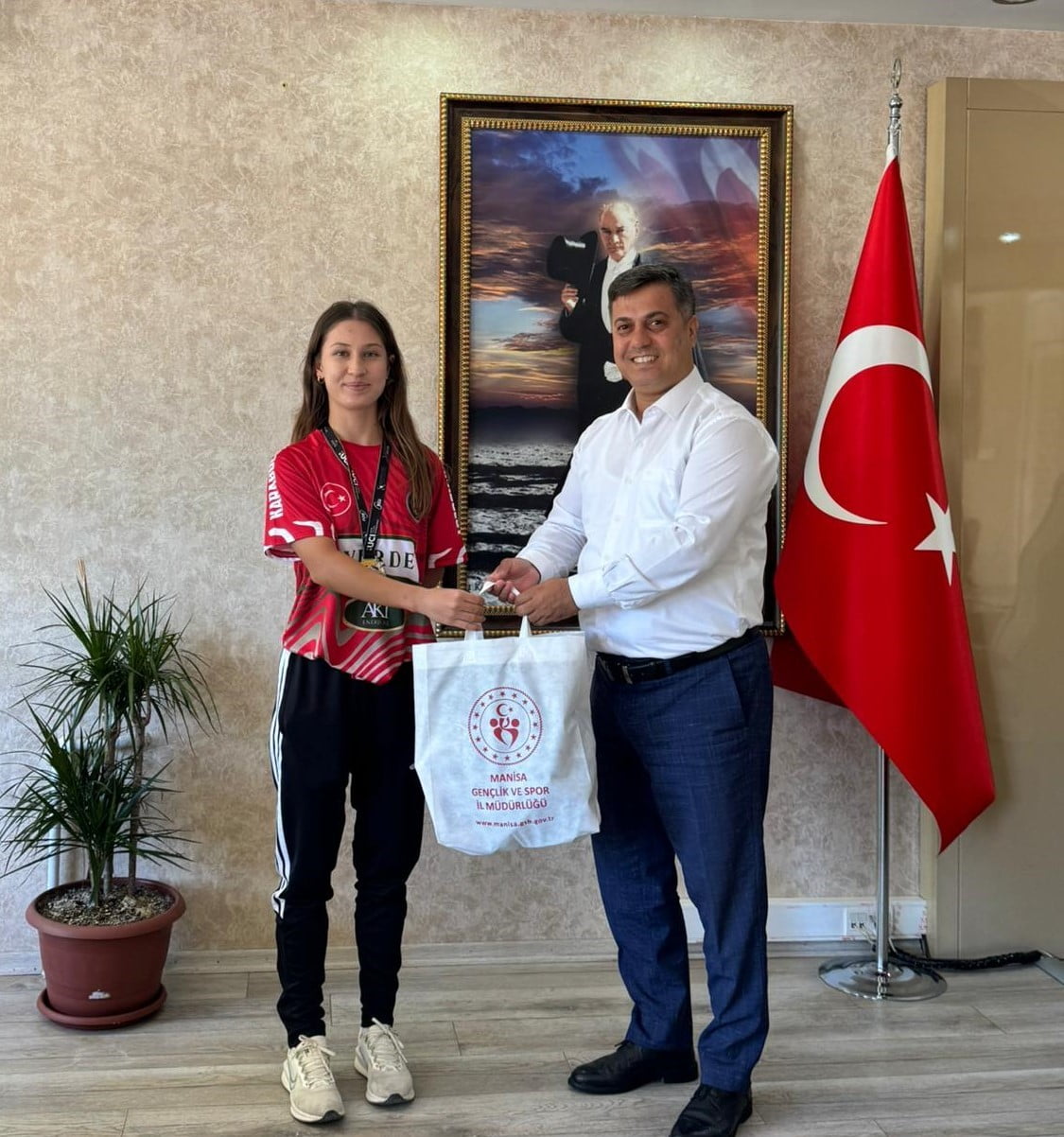 MANİSA GENÇLİK VE SPOR İL MÜDÜRÜ YUNUS ÖZTÜRK, BOSNA HERSEK'TE DÜZENLENEN 2026 DAĞ BİSİKLETİ...