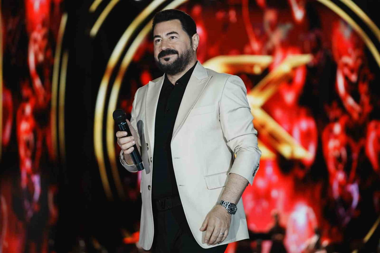 MANİSA KÜLTÜR YOLU FESTİVALİ'NDE SAHNE ALAN ÜNLÜ SANATÇI SERKAN KAYA, SEVİLEN ESERLERİNİN YANI...