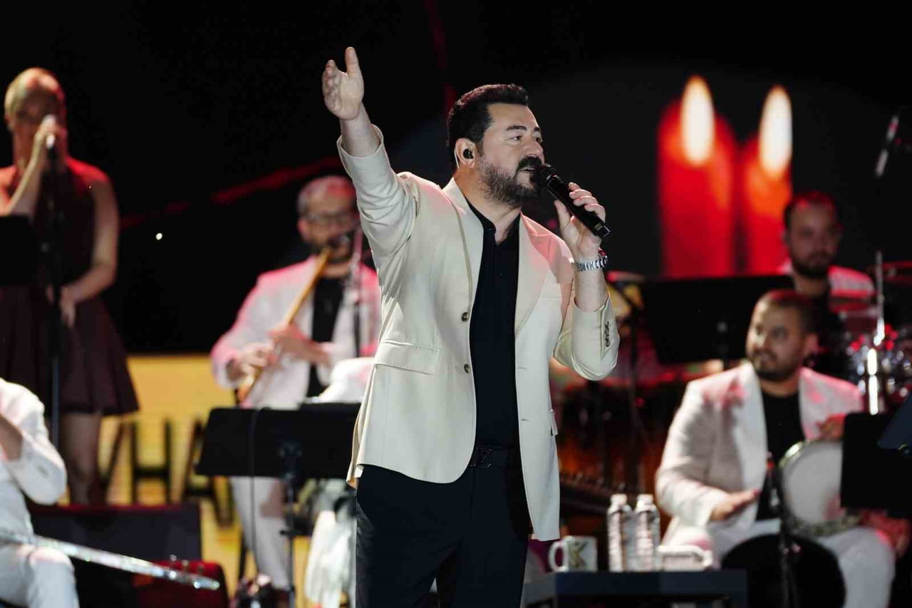 MANİSA KÜLTÜR YOLU FESTİVALİ'NDE SAHNE ALAN ÜNLÜ SANATÇI SERKAN KAYA, SEVİLEN ESERLERİNİN YANI...