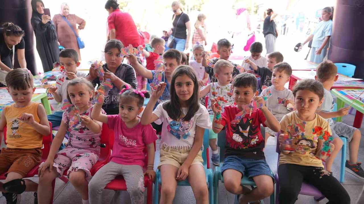 MANİSA KÜLTÜR YOLU FESTİVALİ'NİN ÜÇÜNCÜ GÜNÜNDE GENÇ SESLER SAHNE ALIRKEN, GELENEKSEL SANAT...