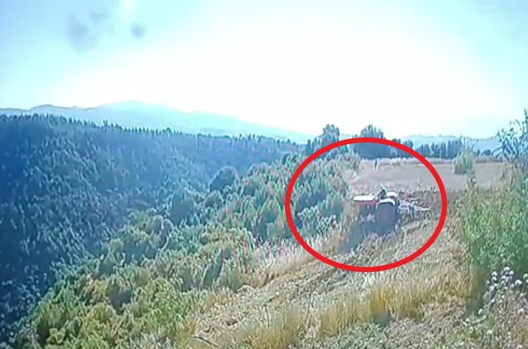 MANİSA’NIN AHMETLİ İLÇESİNDE TARLASINI SÜRDÜĞÜ SIRADA DEVRİLEN TRAKTÖRÜN ALTINDA KALARAK HAYATINI...