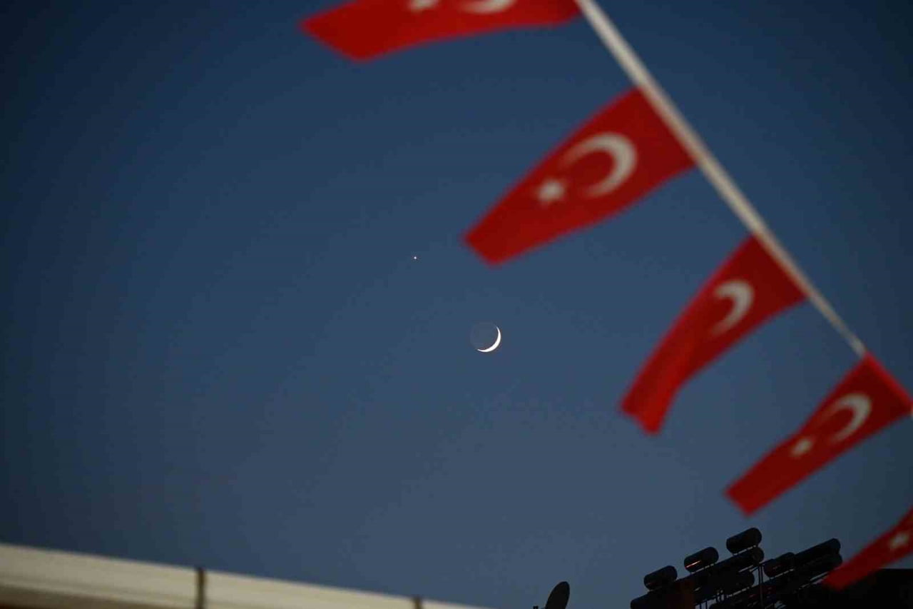 MANİSA’NIN DEMİRCİ İLÇESİNDE, AKŞAM SAATLERİNDE GÖKYÜZÜNDE BELİREN HİLAL VE HEMEN YANINDAKİ VENÜS...