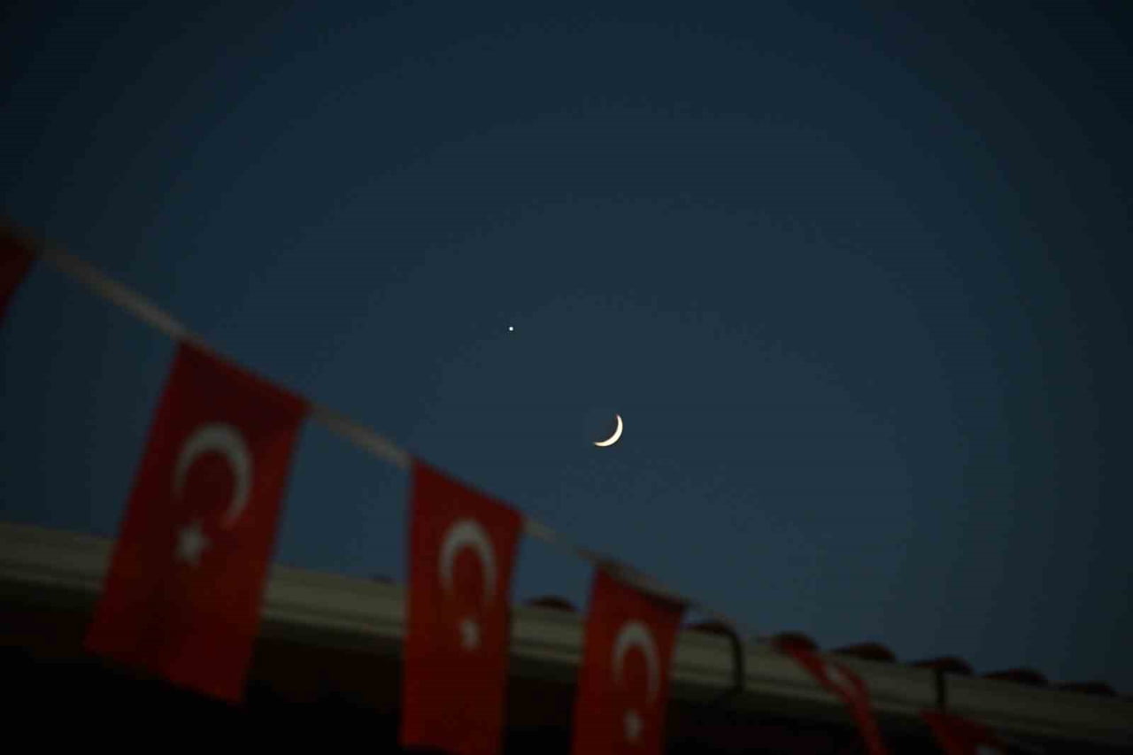 MANİSA’NIN DEMİRCİ İLÇESİNDE, AKŞAM SAATLERİNDE GÖKYÜZÜNDE BELİREN HİLAL VE HEMEN YANINDAKİ VENÜS...