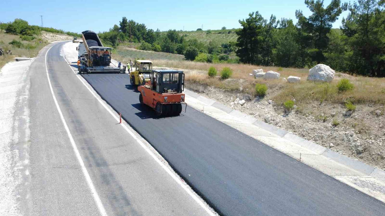 MANİSA’NIN DEMİRCİ İLÇESİNDE ULAŞTIRMA VE ALTYAPI BAKANLIĞI TARAFINDAN YÜRÜTÜLEN ULAŞIM...
