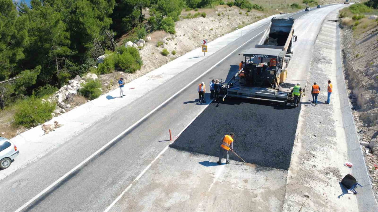 MANİSA’NIN DEMİRCİ İLÇESİNDE ULAŞTIRMA VE ALTYAPI BAKANLIĞI TARAFINDAN YÜRÜTÜLEN ULAŞIM...