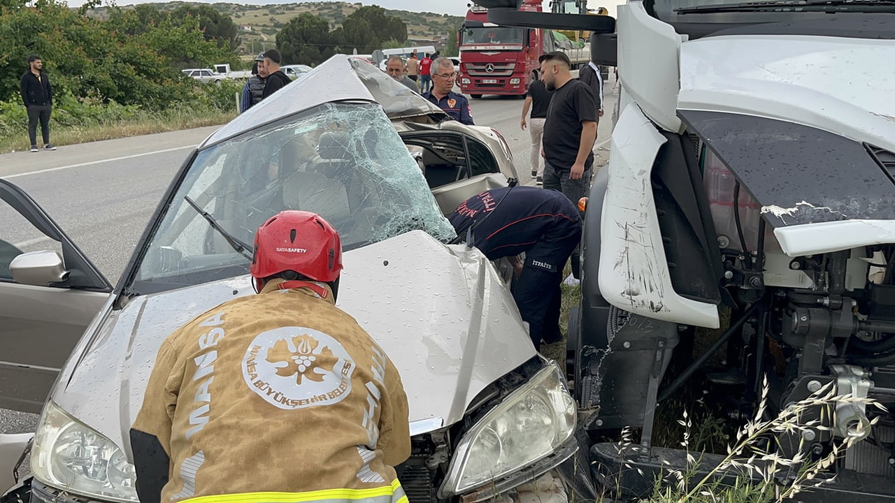 MANİSA’NIN KULA İLÇESİNDE KAVŞAKTAN KARAYOLUNA BAĞLANMAK İSTEYEN OTOMOBİL İLE KARAYOLUNDA SEYİR...