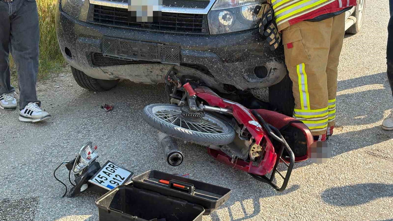 MANİSA’NIN KULA İLÇESİNDE MOTOSİKLET İLE OTOMOBİLİN KAFA KAFAYA ÇARPIŞMASI SONUCU MEYDANA GELEN...