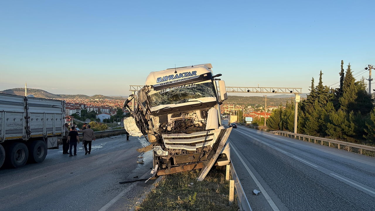 MANİSA’NIN KULA İLÇESİNDE SEYİR HALİNDEKİ TIR ÖNCE AYNI YÖNDE SEYİR HALİNDE OLAN BİR BAŞKA TIRA...