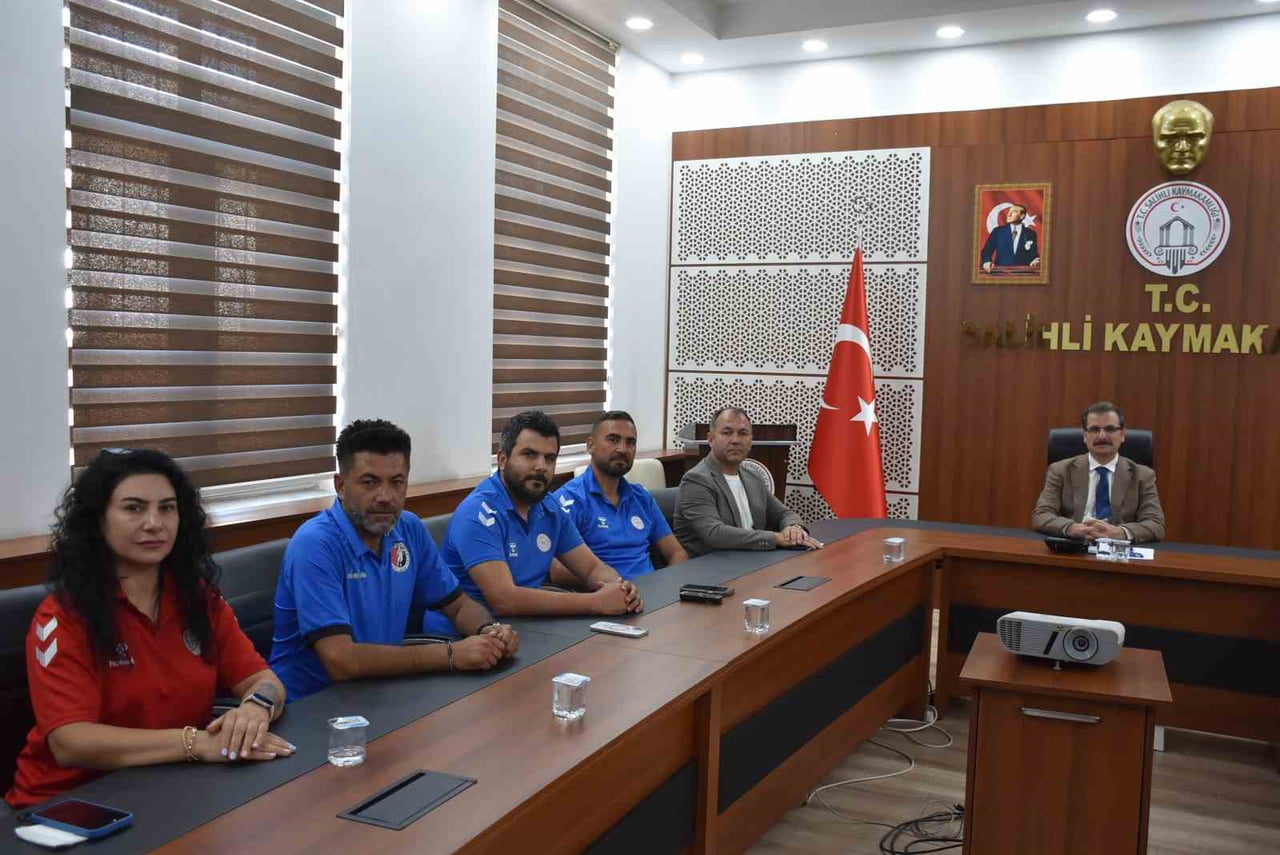 MANİSA’NIN SALİHLİ İLÇE KAYMAKAMI ALİ GÜLDOĞAN, ANTRENÖRLER GÜNÜ DOLAYISIYLA İLÇEDE GÖREV YAPAN...