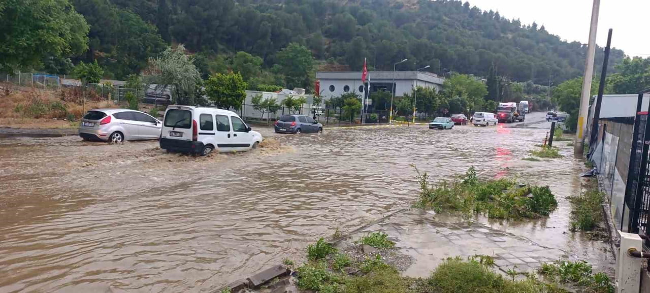 MANİSA’NIN SALİHLİ İLÇESİNDE AKŞAM SAATLERİNDE ETKİLİ OLAN ŞİDDETLİ YAĞIŞ, HAYATI OLUMSUZ...