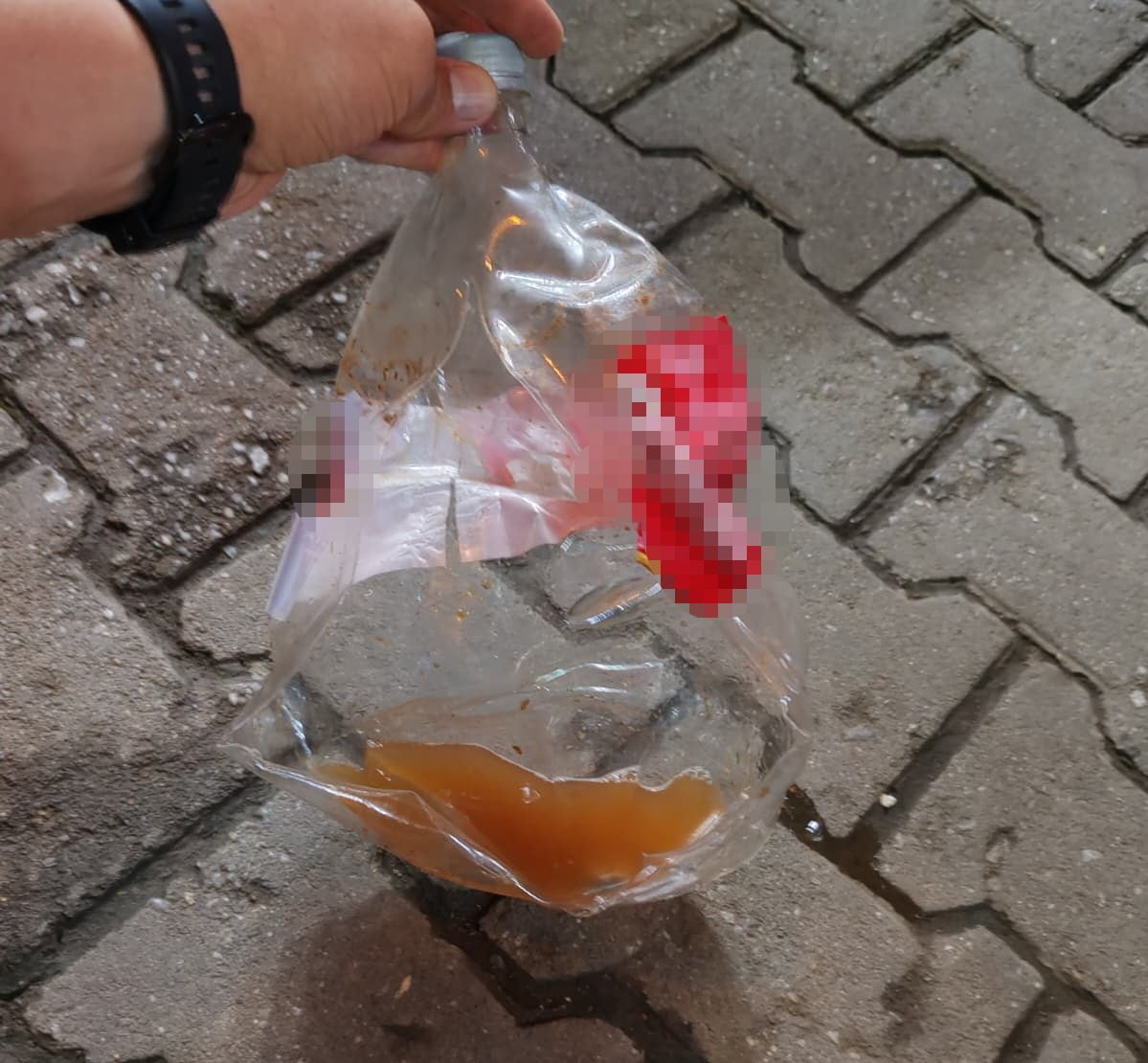 MANİSA’NIN SALİHLİ İLÇESİNDE BİR MARKETİN ÖNÜNDE BULUNAN EV YAPIMI SİRKE ŞİŞESİ, SICAK HAVANIN...