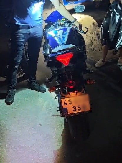 MANİSA’NIN SALİHLİ İLÇESİNDE POLİS EKİPLERİ TARAFINDAN YAPILAN DENETİMLERDE, ABARTI EGZOZ İLE...