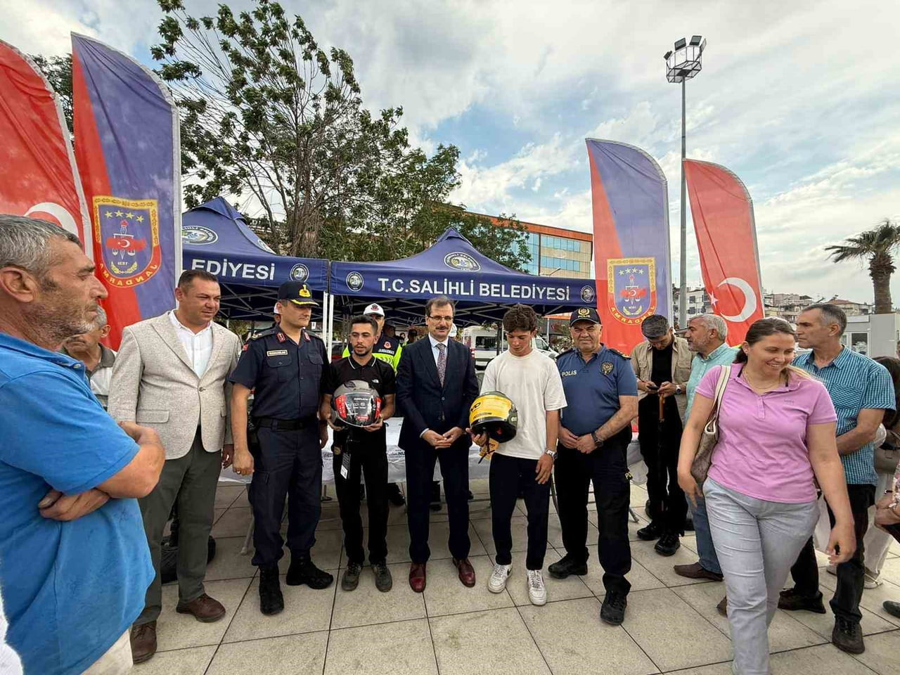 MANİSA’NIN SALİHLİ İLÇESİNDE TRAFİK GÜVENLİĞİ FARKINDALIĞINI ARTIRMAK AMACIYLA MOTOSİKLET...