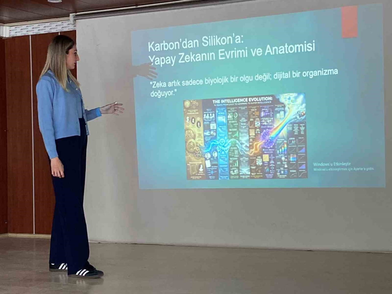 MANİSA’NIN SELENDİ İLÇESİNDE DÖRT LİSEDE YAKLAŞIK 350 ÖĞRENCİYE YÖNELİK DÜZENLENEN YAPAY ZEKÂ...