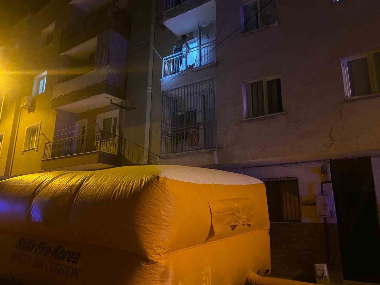 MANİSA’NIN TURGUTLU İLÇESİNDE BİR KİŞİ, YAŞADIĞI APARTMANIN ÜÇÜNCÜ KATINDAN KENDİNİ BOŞLUĞA...