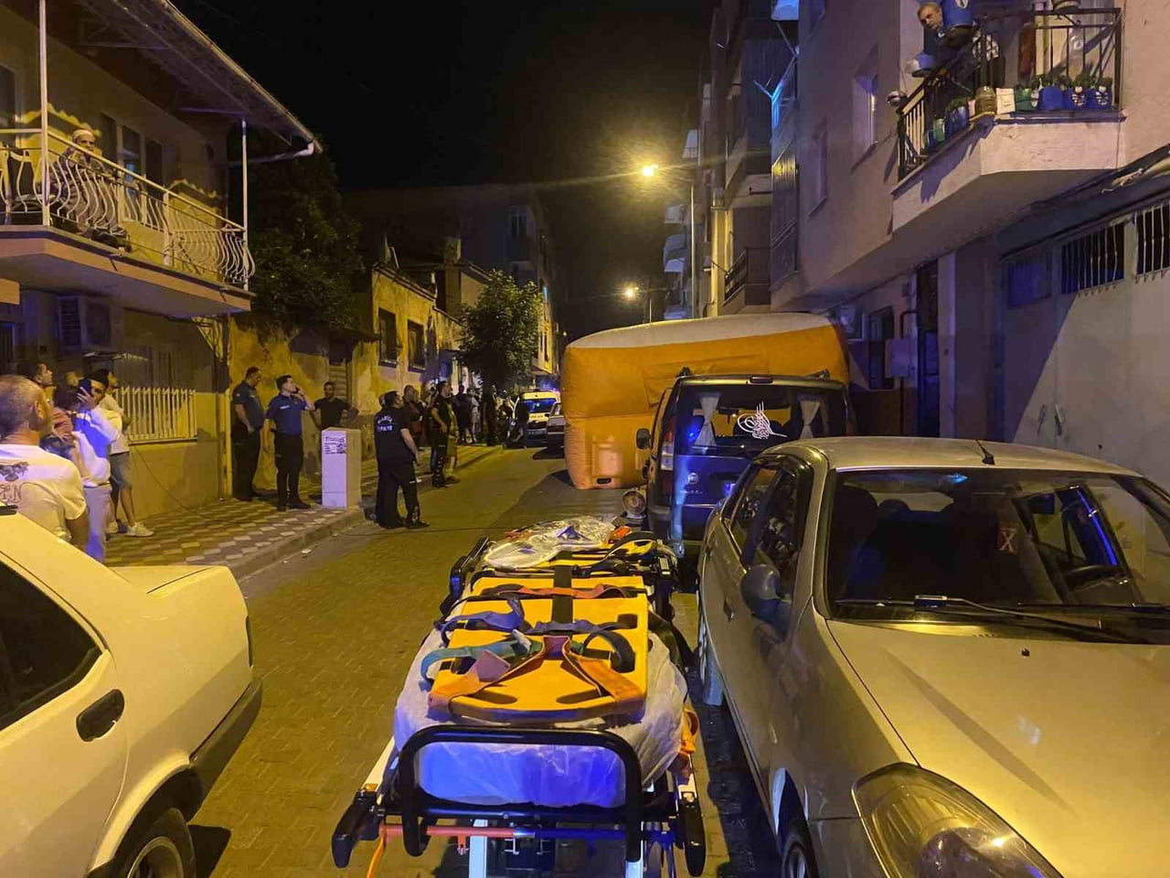 MANİSA’NIN TURGUTLU İLÇESİNDE BİR KİŞİ, YAŞADIĞI APARTMANIN ÜÇÜNCÜ KATINDAN KENDİNİ BOŞLUĞA...